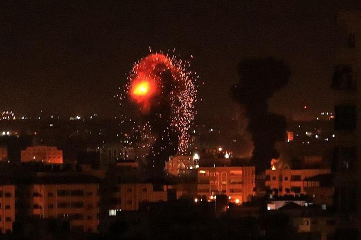 İşgalciler helikopterlerle Gazze'yi vurdu